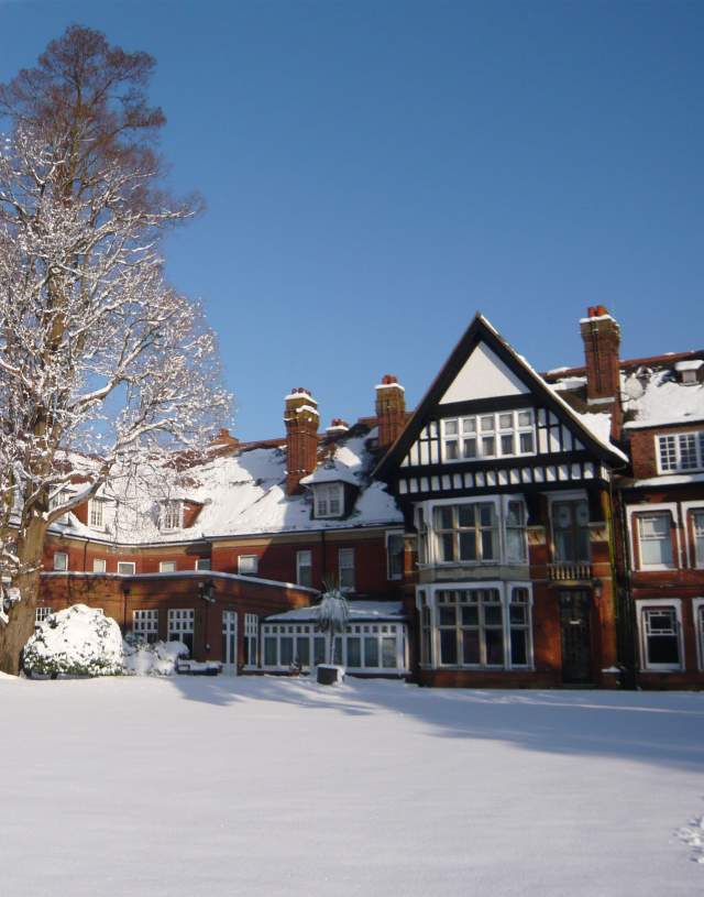 Snowy Woodlands Park Hotel