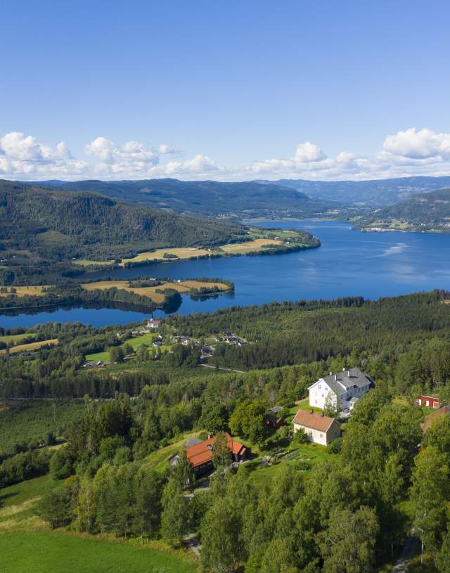 Dronebilde over Granum gård med utsikt mot Randsfjorden