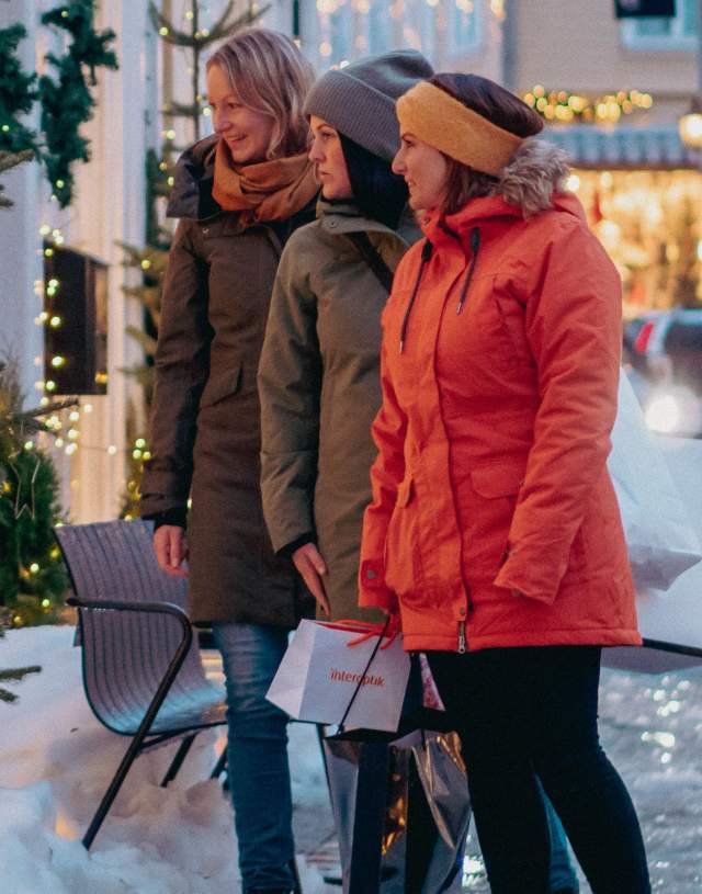 Julehandel i snøkledd gågate, Grimstad