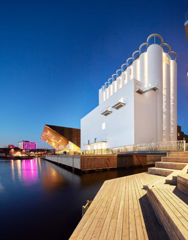 kunstsilo sett fra sjøsiden