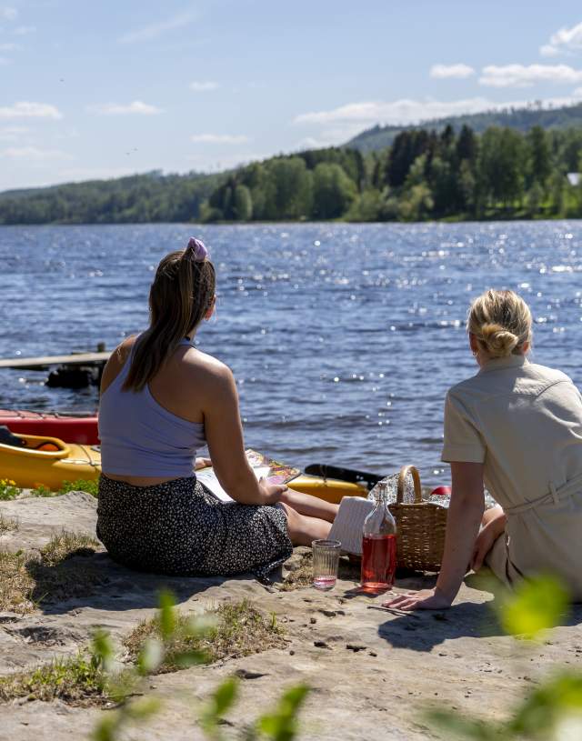 Picnic by the water's edge near Nerlien farm