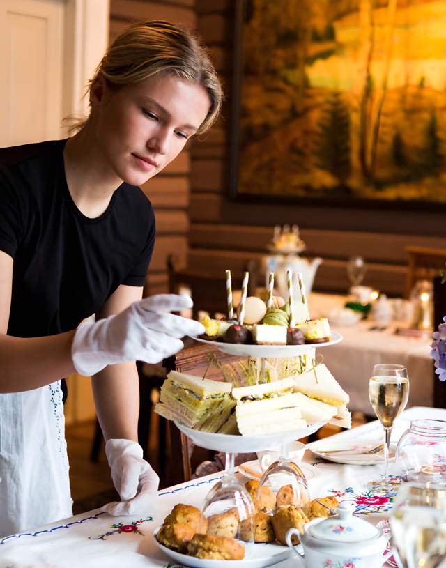 Samfundet Gjøvik makes the table for Afternoon Tea