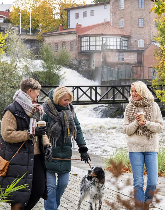Damer på tur en høstdag på Verket i Moss