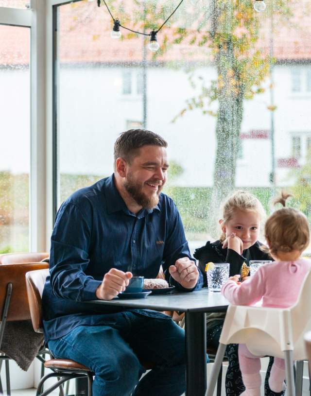 Familie på kafébesøk en høstdag