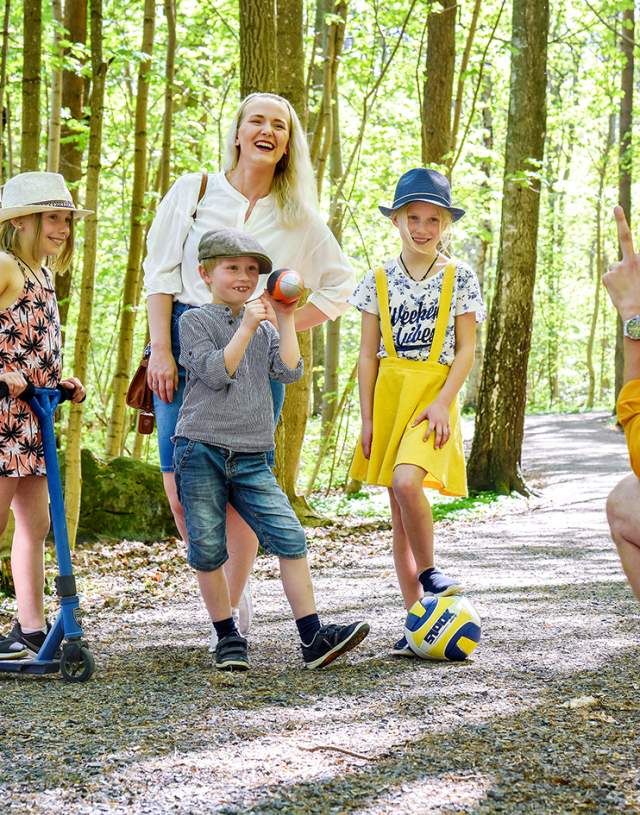 Familie på gåtur i Albyskogen en sommerdag i Moss