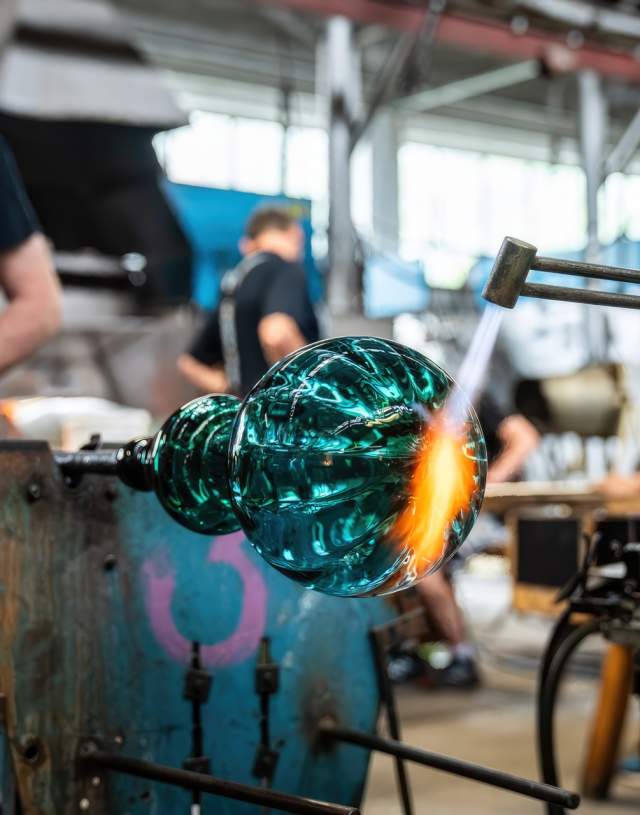 Bilde av glassblåsere i action på Hadeland Glassverk