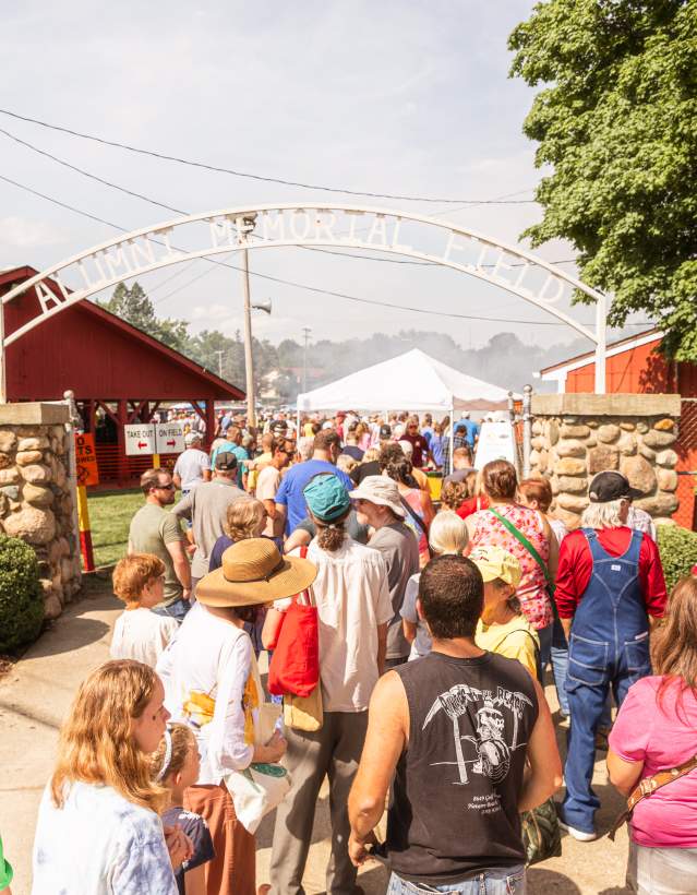 Crowds walking into the Manchester Chicken Broil