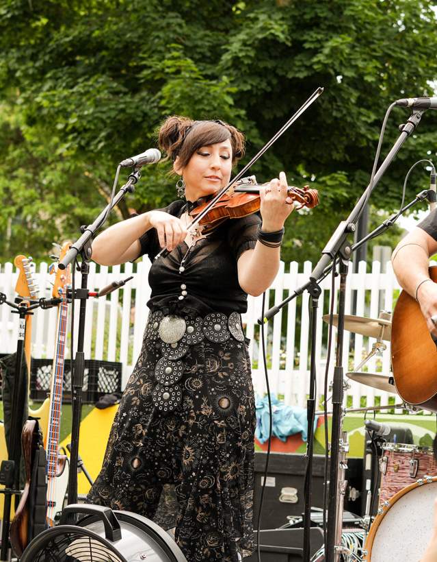 Woman playing violin and man playing guitar outside at Sonic Lunch
