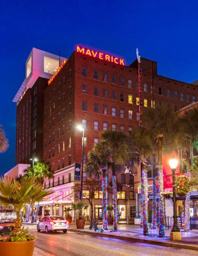 Exterior view of hotel with well-lit street