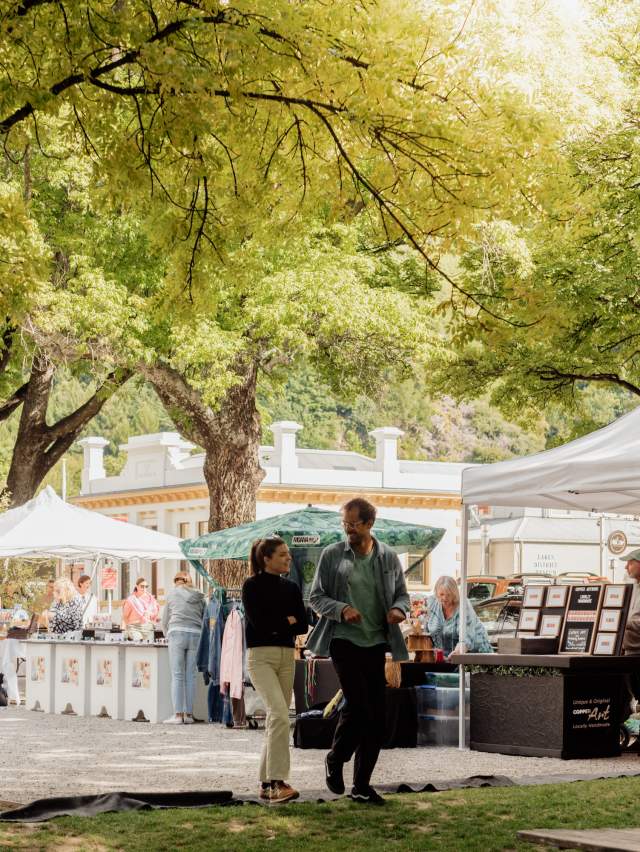 People wandering around Arrowtown Farmers Market