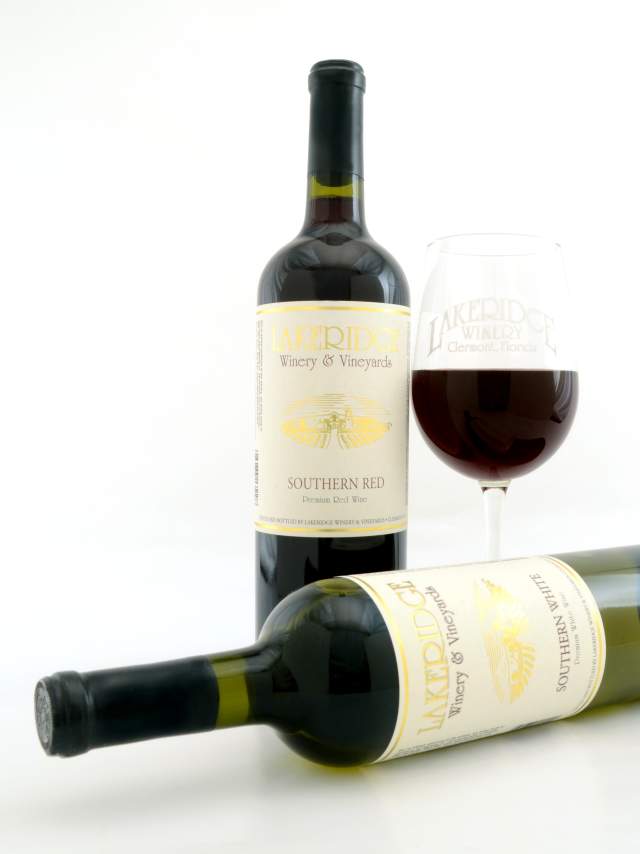 Lakeridge Winery & Vineyards red and white wine bottles