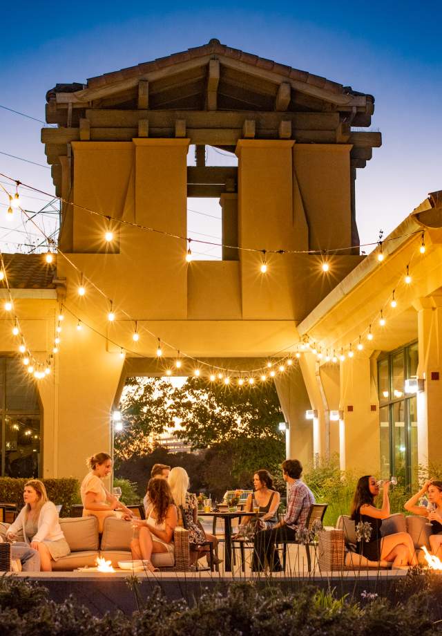 Outdoor dining at Par 3 restaurant in San Mateo, California
