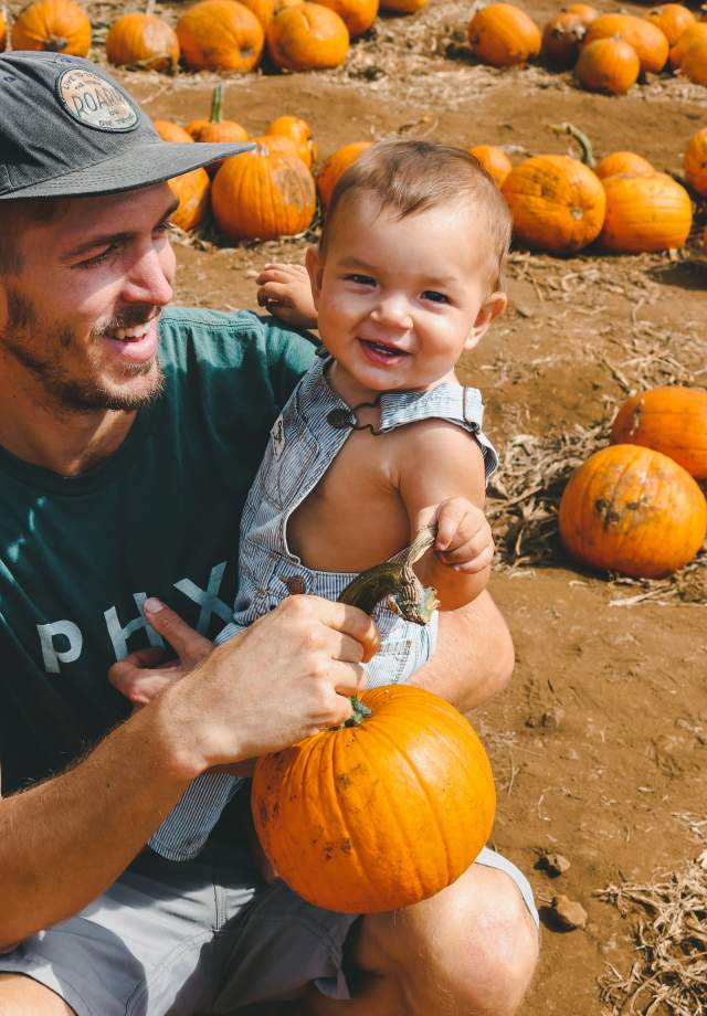 Dad-and-son-visiting-a-pumpkin-farm