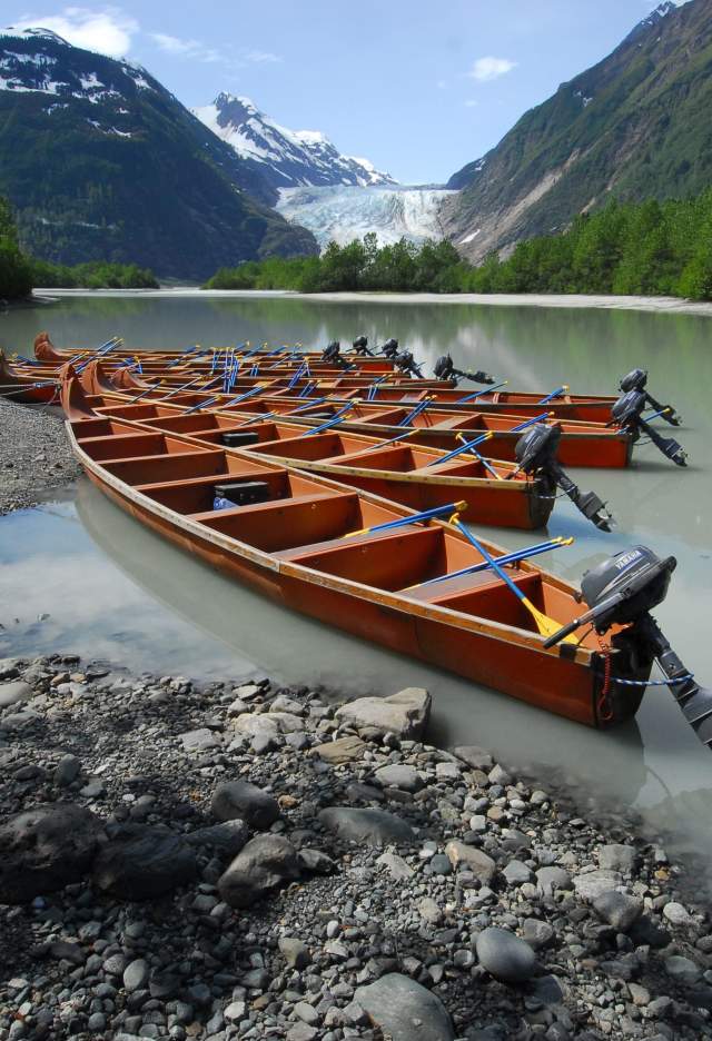 AKX canoe people