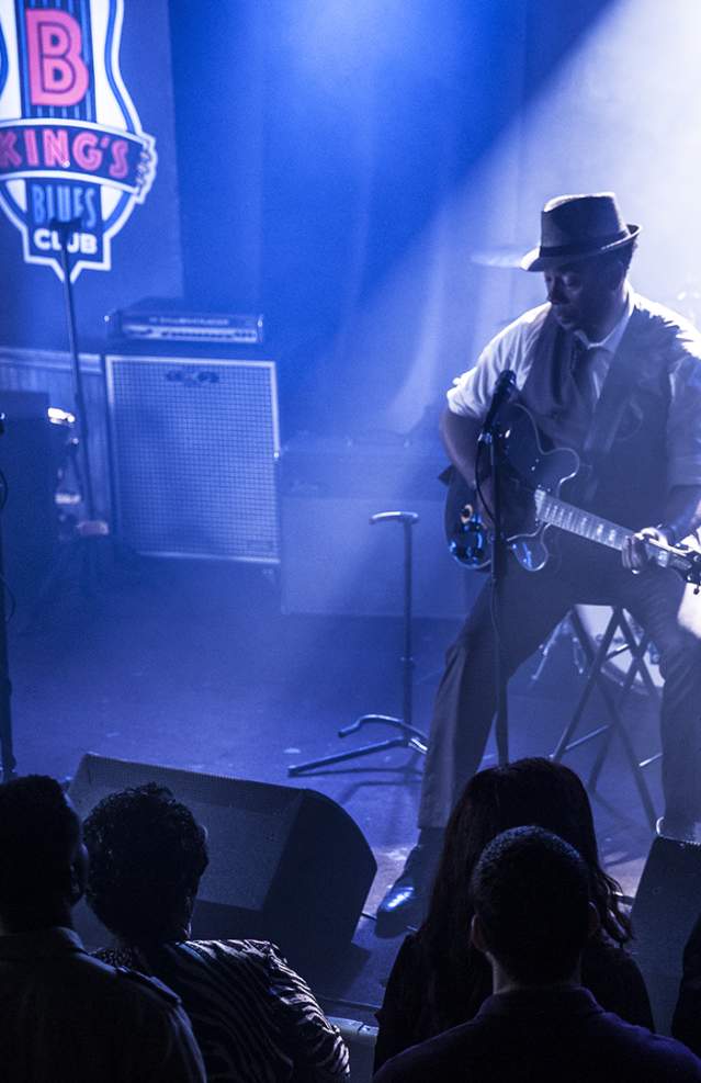Solo musician on stage at BBkings Blues Club