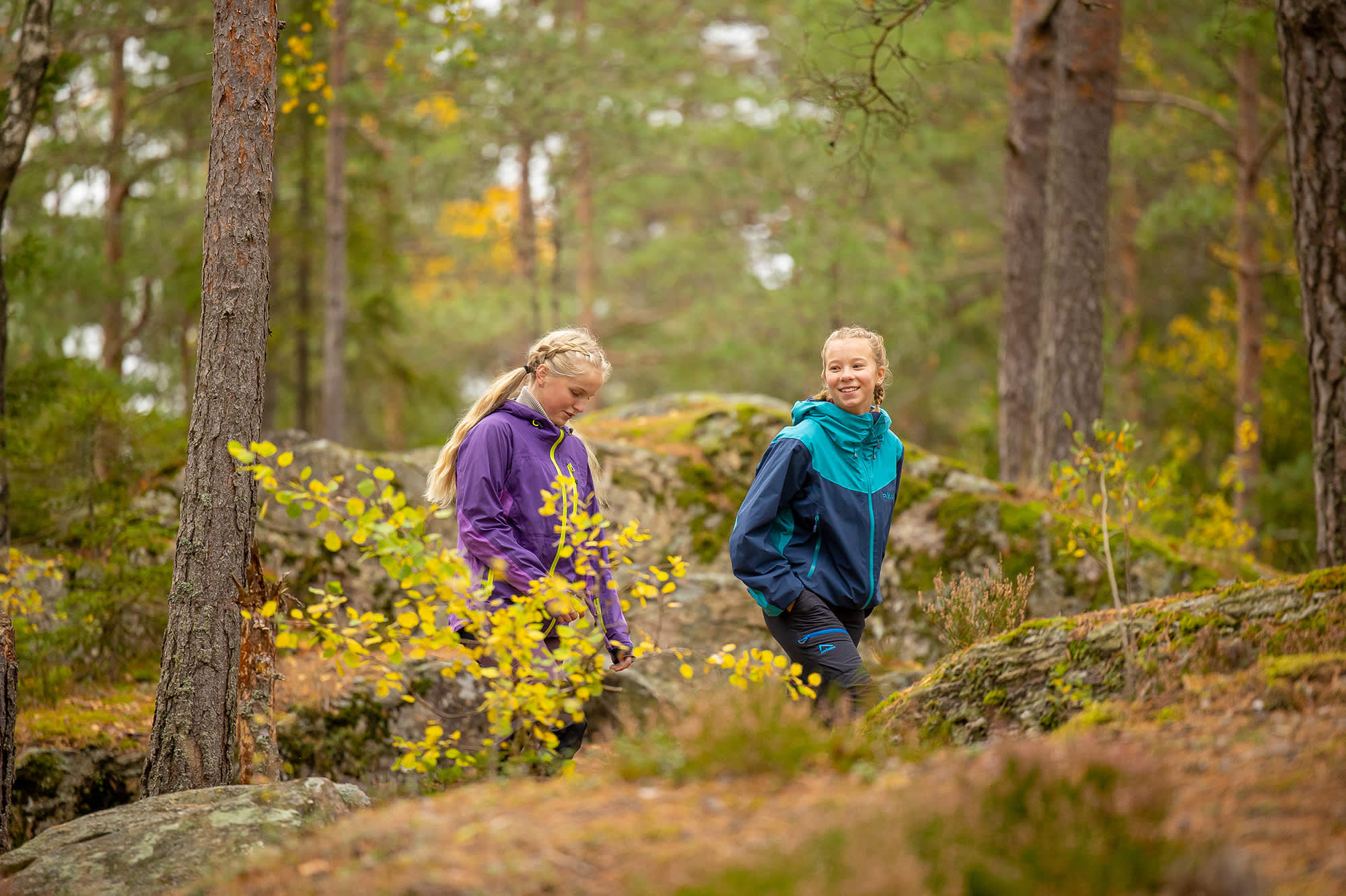 To jenter på fottur  eller vandretur i skogen i ved Børtevann i Østfold.