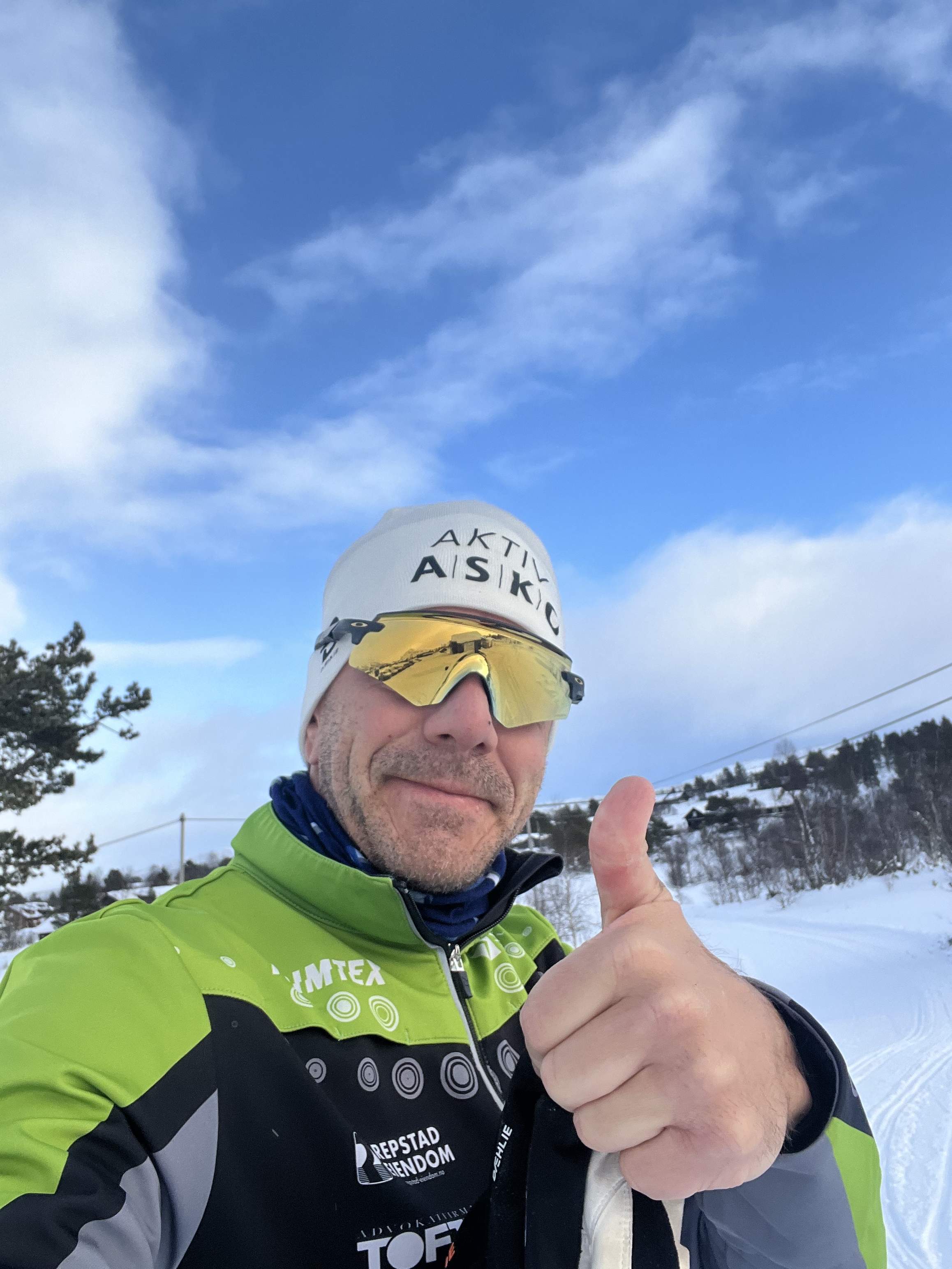 Mann på ski foran blå himmel