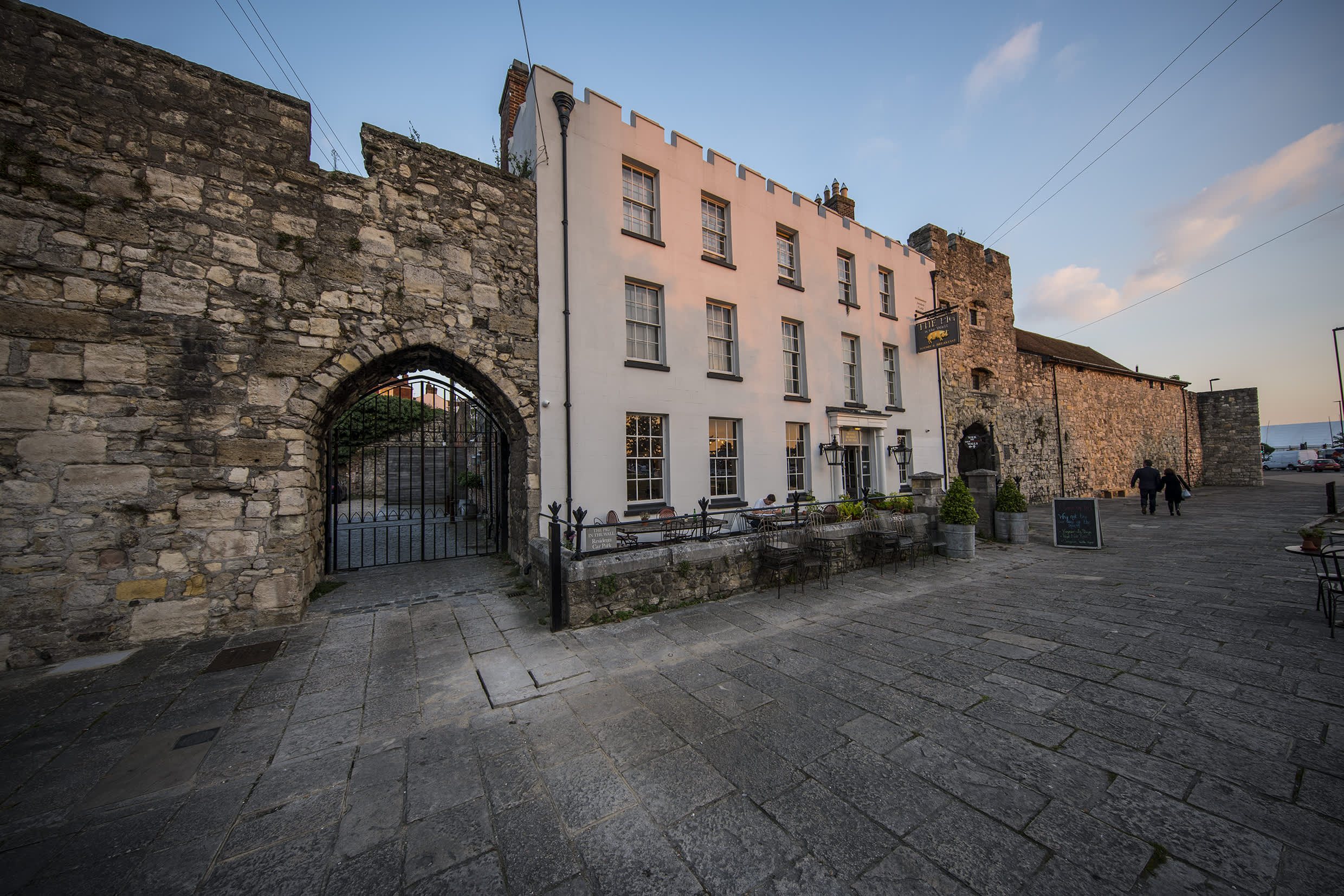 Stay at the Pig in the Wall in Old Town Southampton