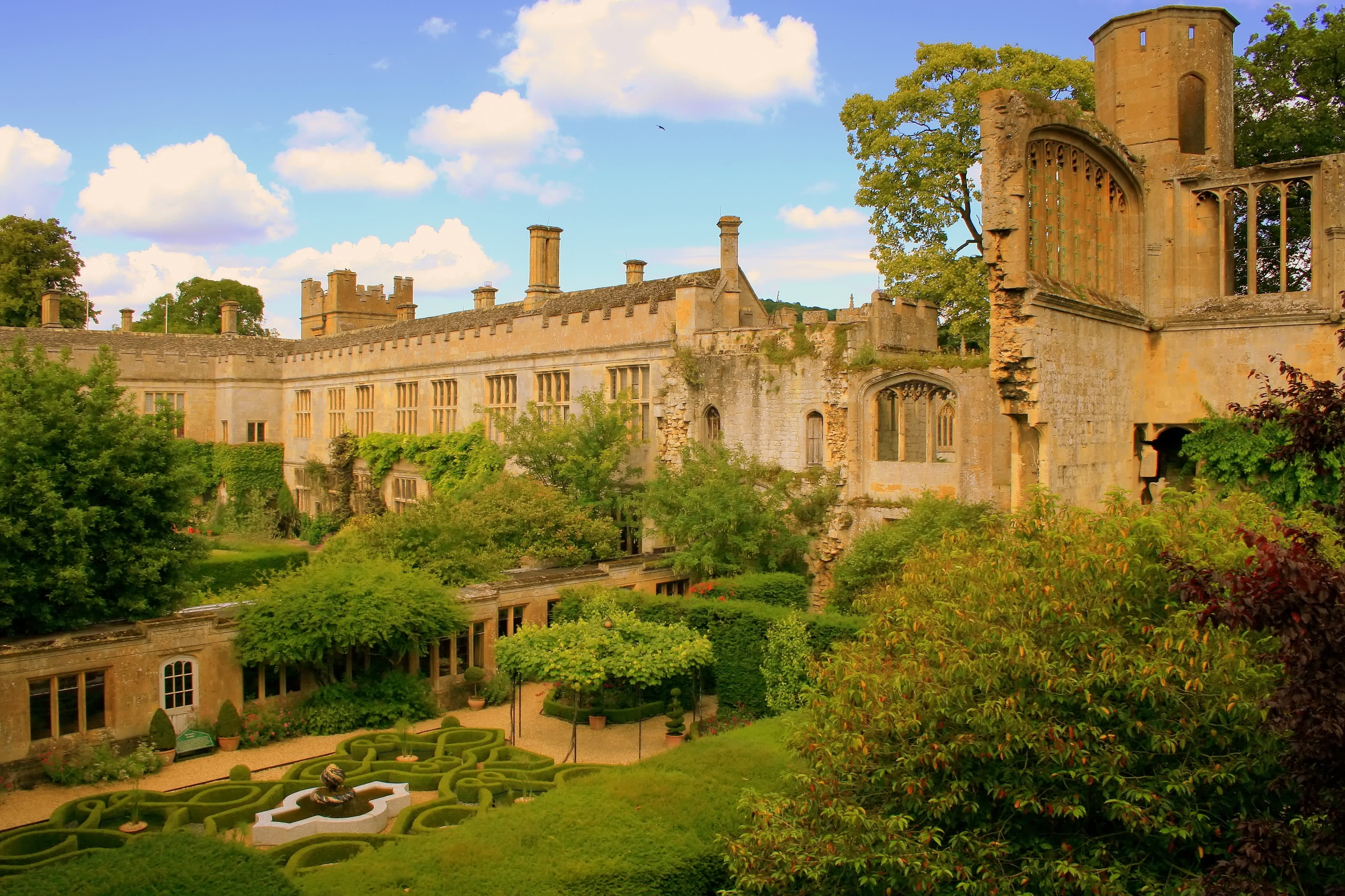 Sudeley Castle in the background, with it's ruins and gardens in front