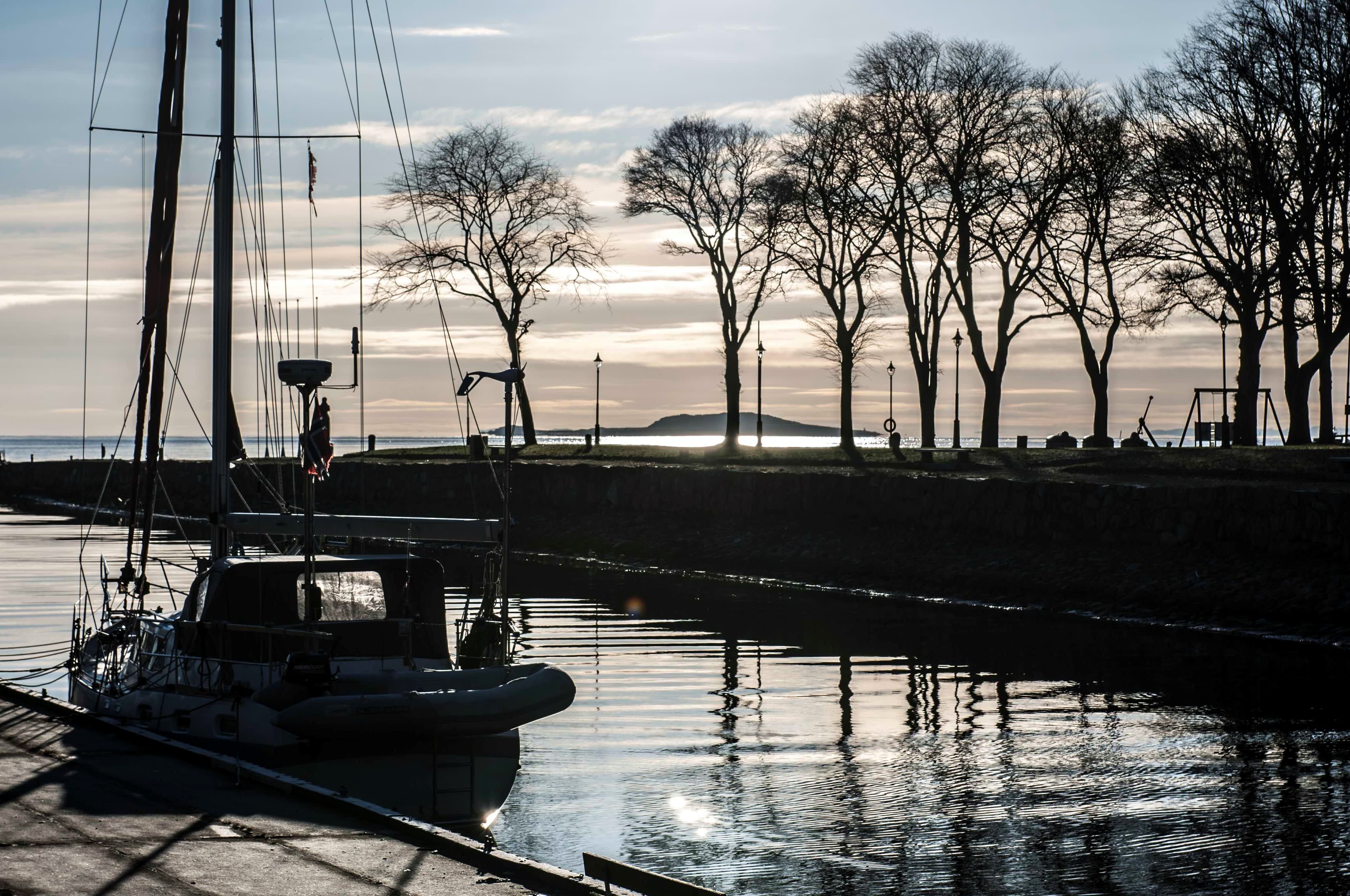 Seilbåt som ligger i kanalen i Moss en sommerkveld