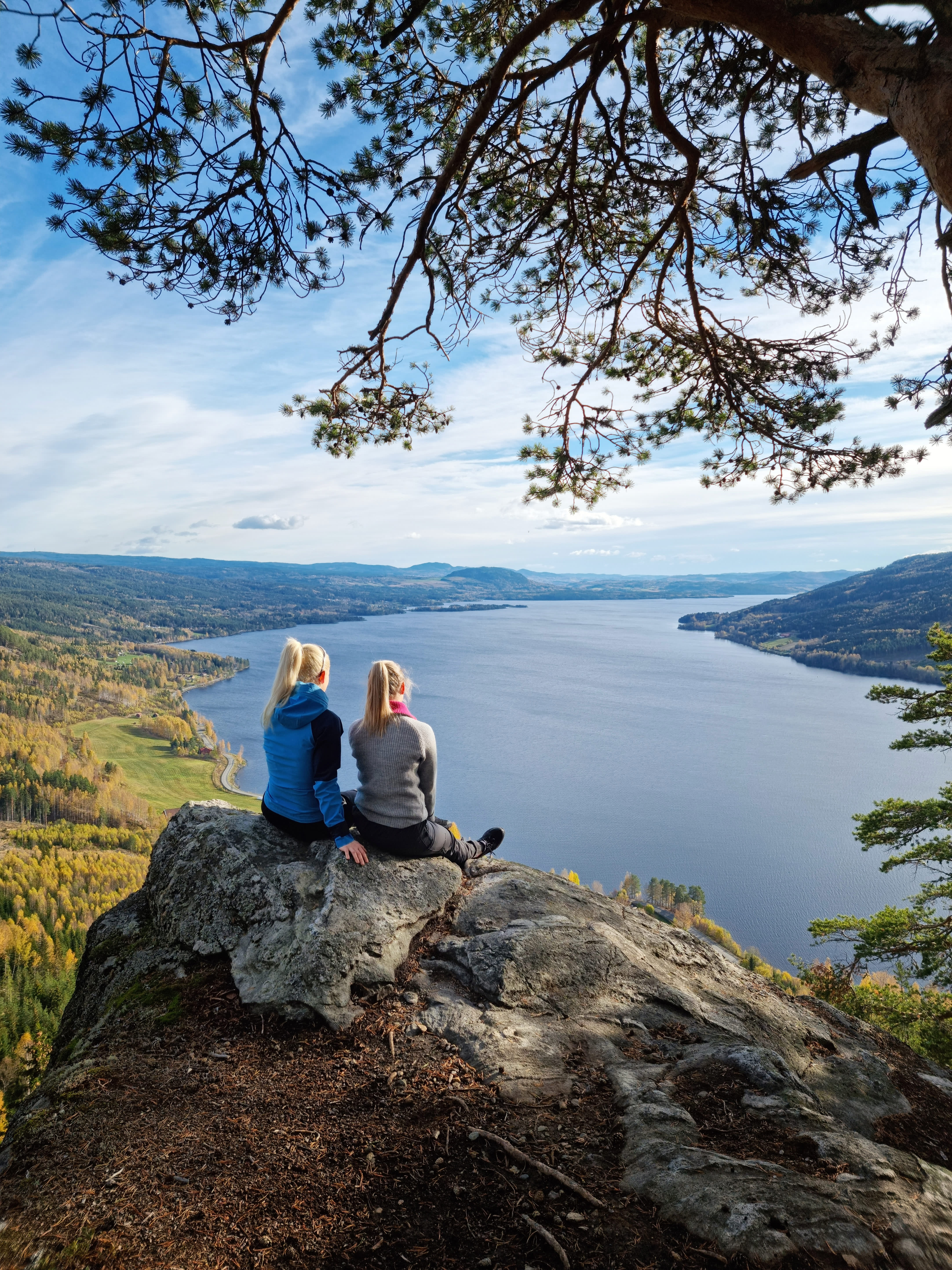 To jenter på høsttur til Høkleberget ved Randsfjorden