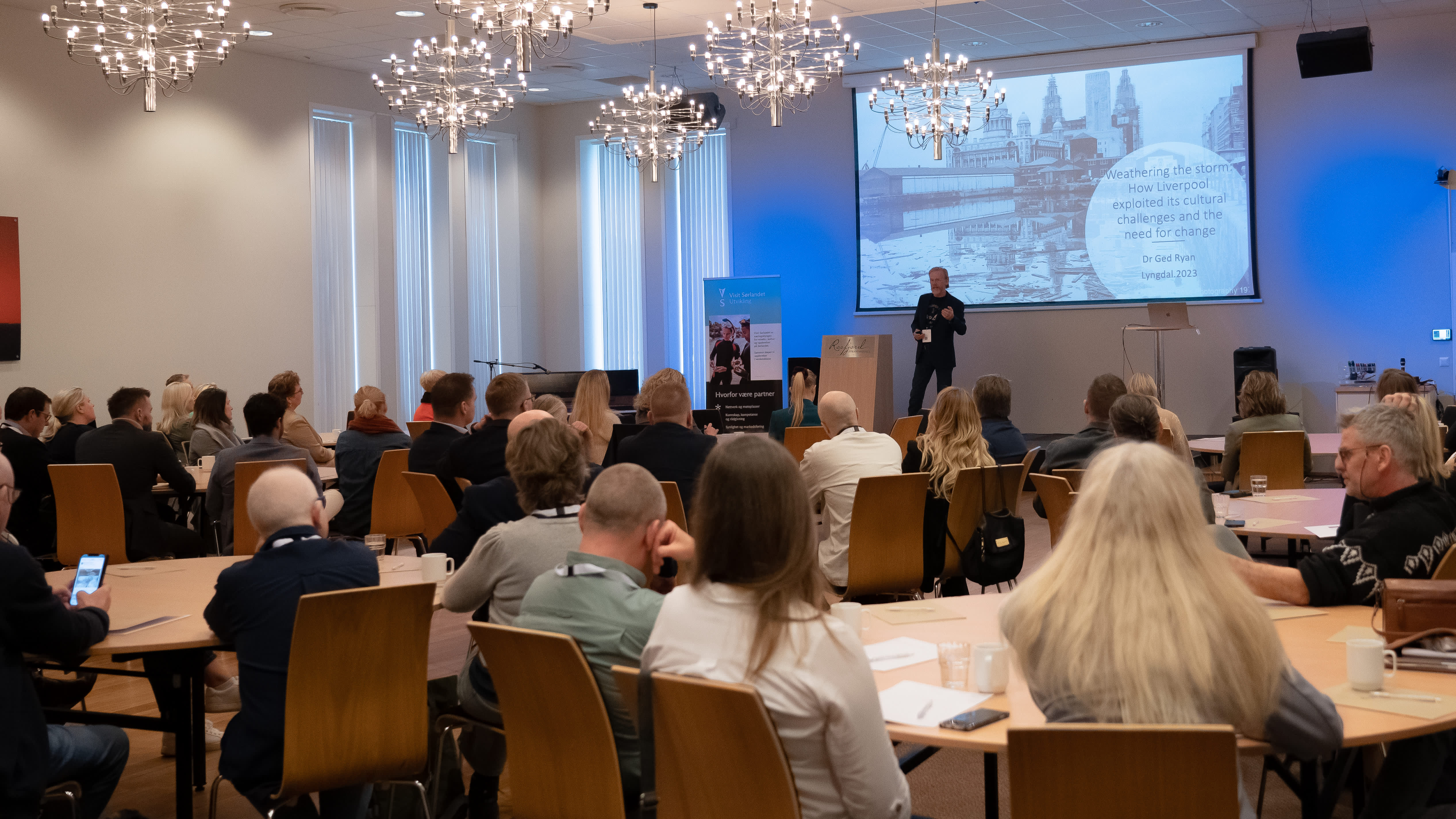 Mann holder foredrag