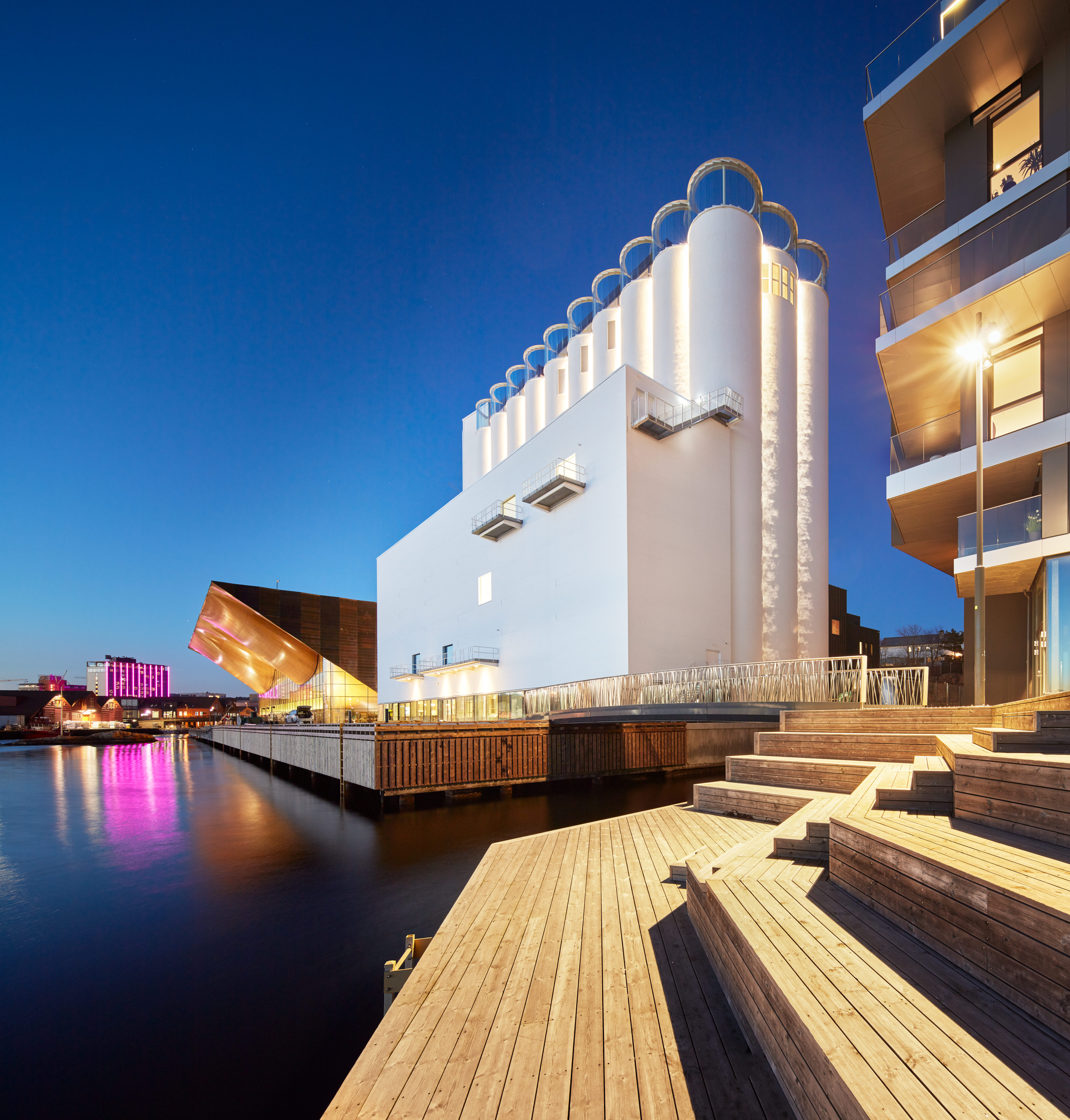 kunstsilo sett fra sjøsiden
