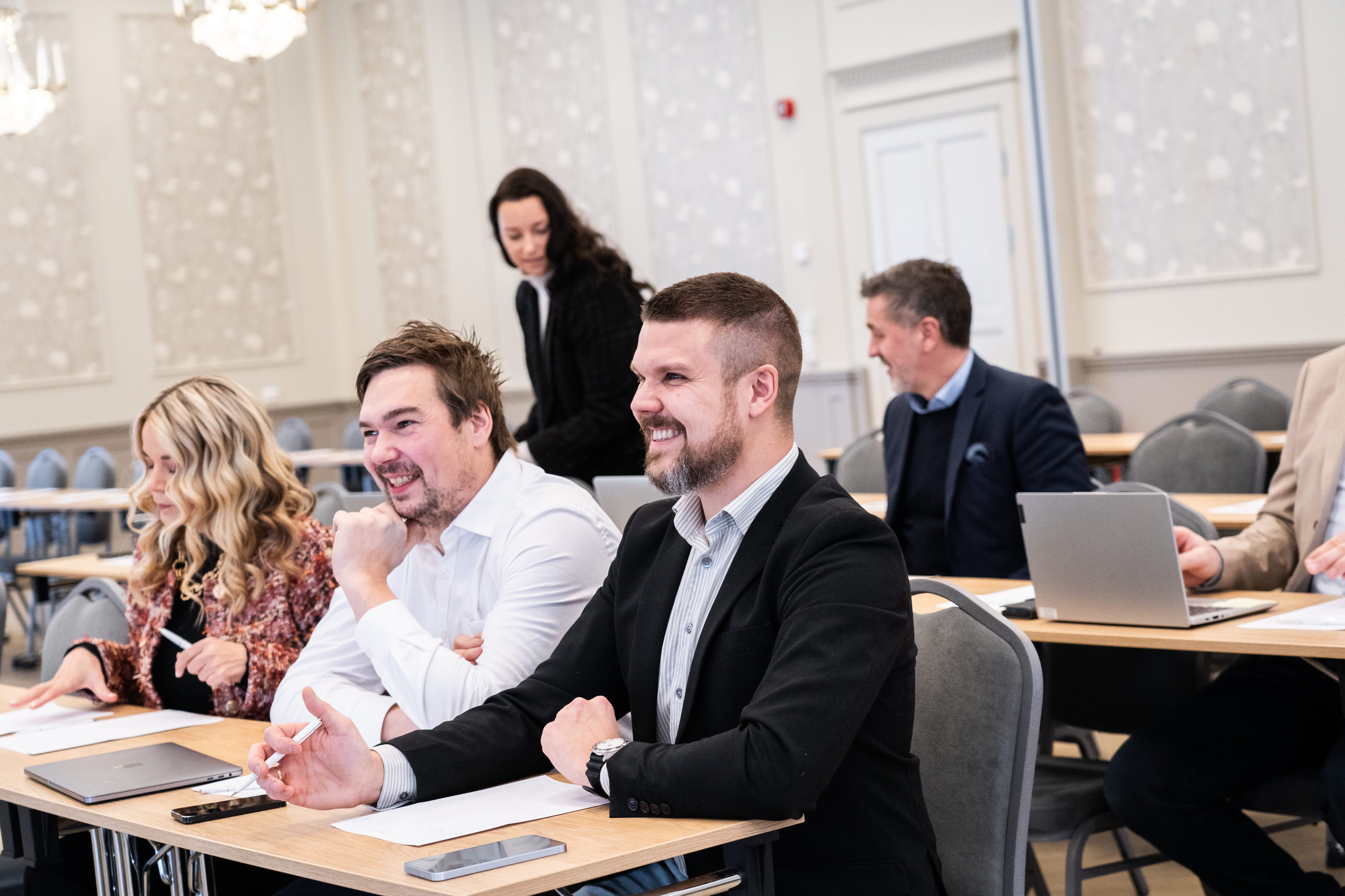 Smilende konferansedeltakere på Sanner Hotell