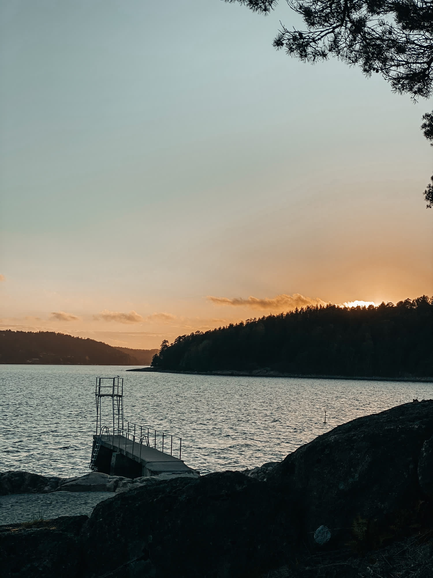 Stupetårnet på Høysand i Sarpsborg i solnedgang. Foto.