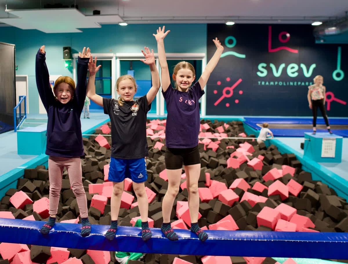 Glade barn med hendene i været på Svev Trampolinepark i Sarpsborg.