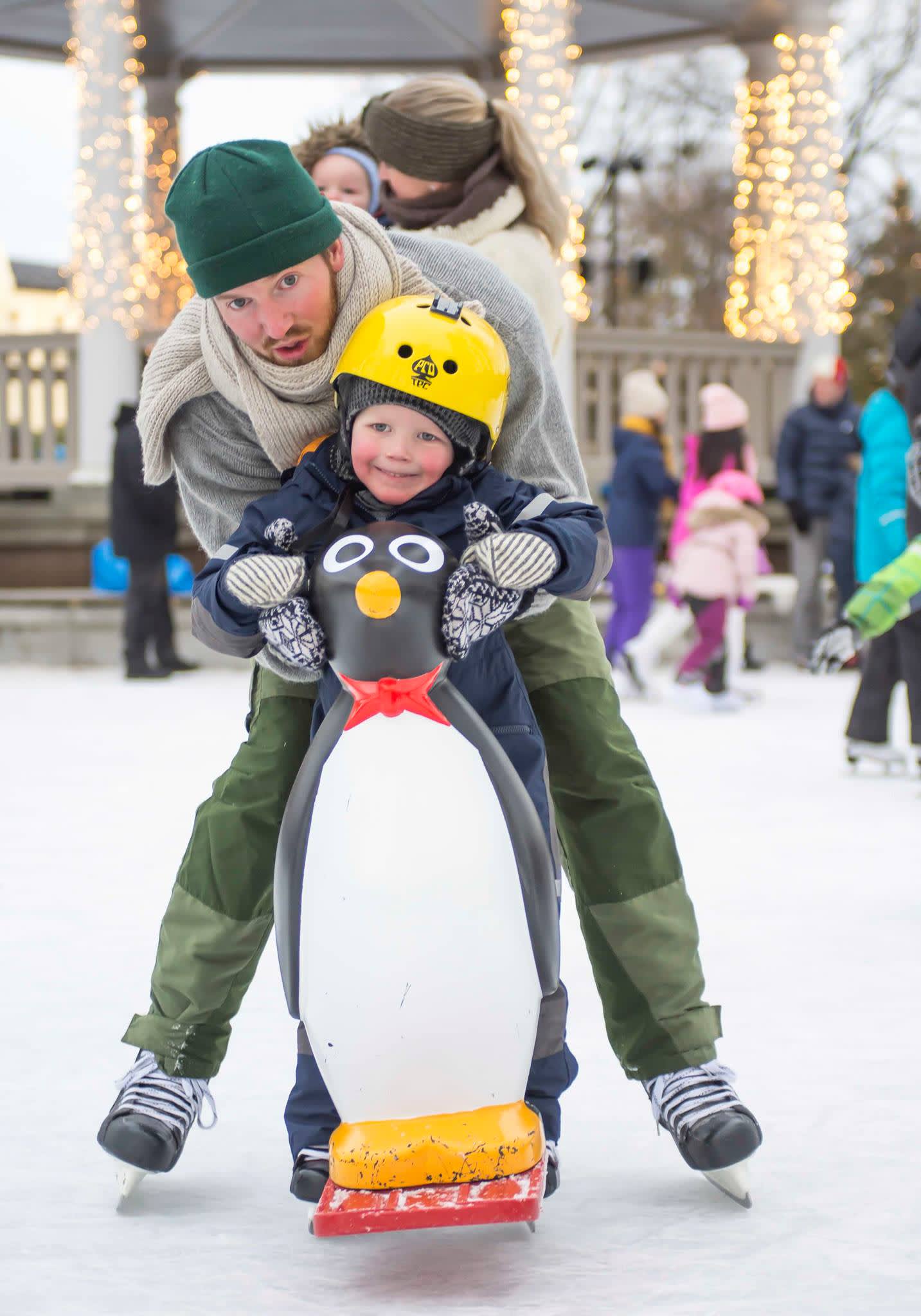 Familie på skøyter i paviljonen i Moss