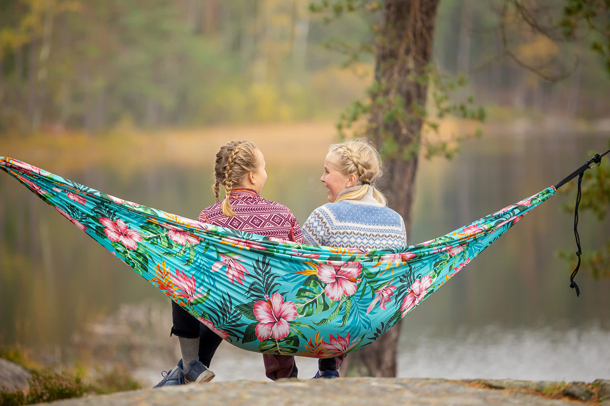 Two girls in a hammock by Børtevann in Sarpsborg, Østfold.