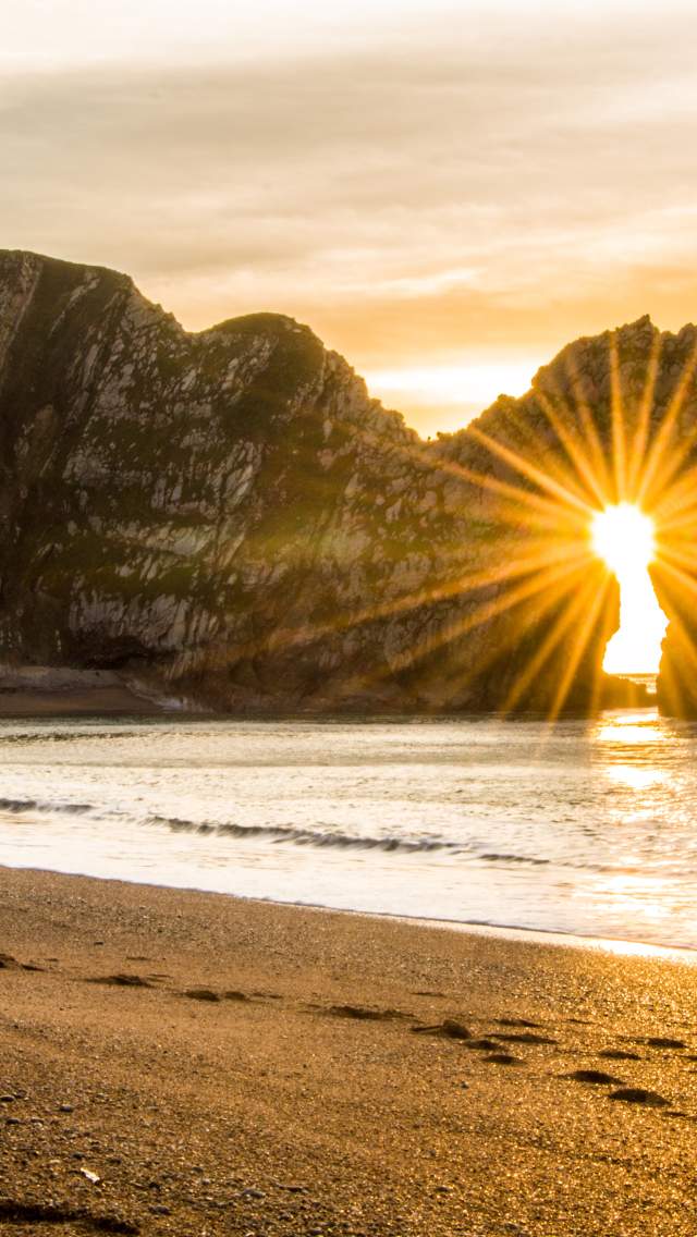 Sunrise at Durdle Door, Dorset in winter credit Richard Murgatroyd