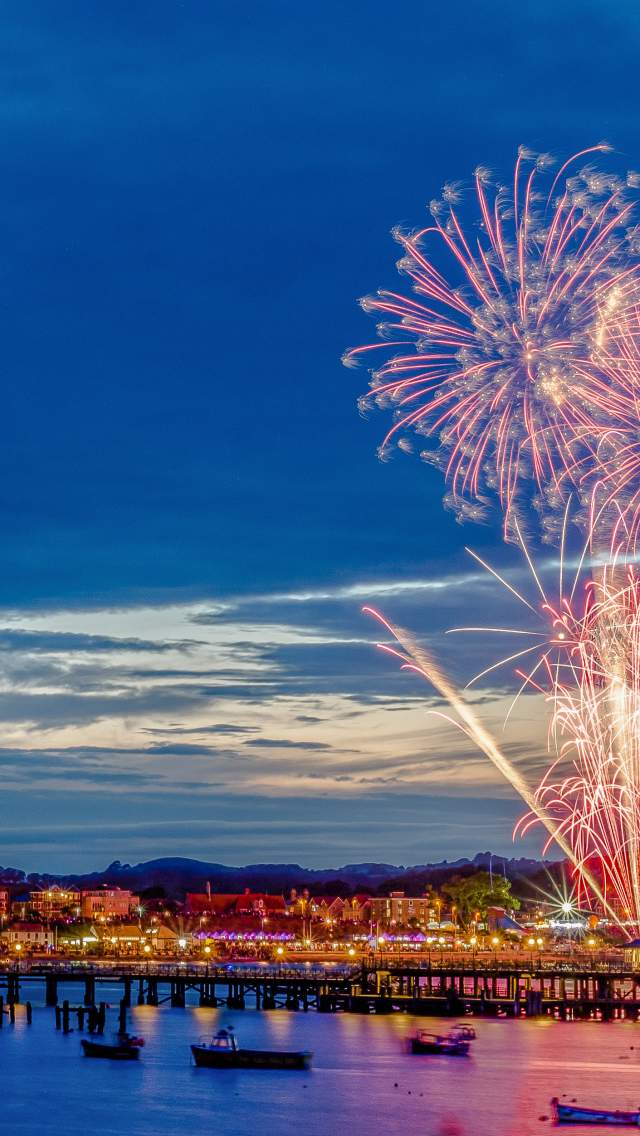 Swanage summer fireworks credit Andy Lyons