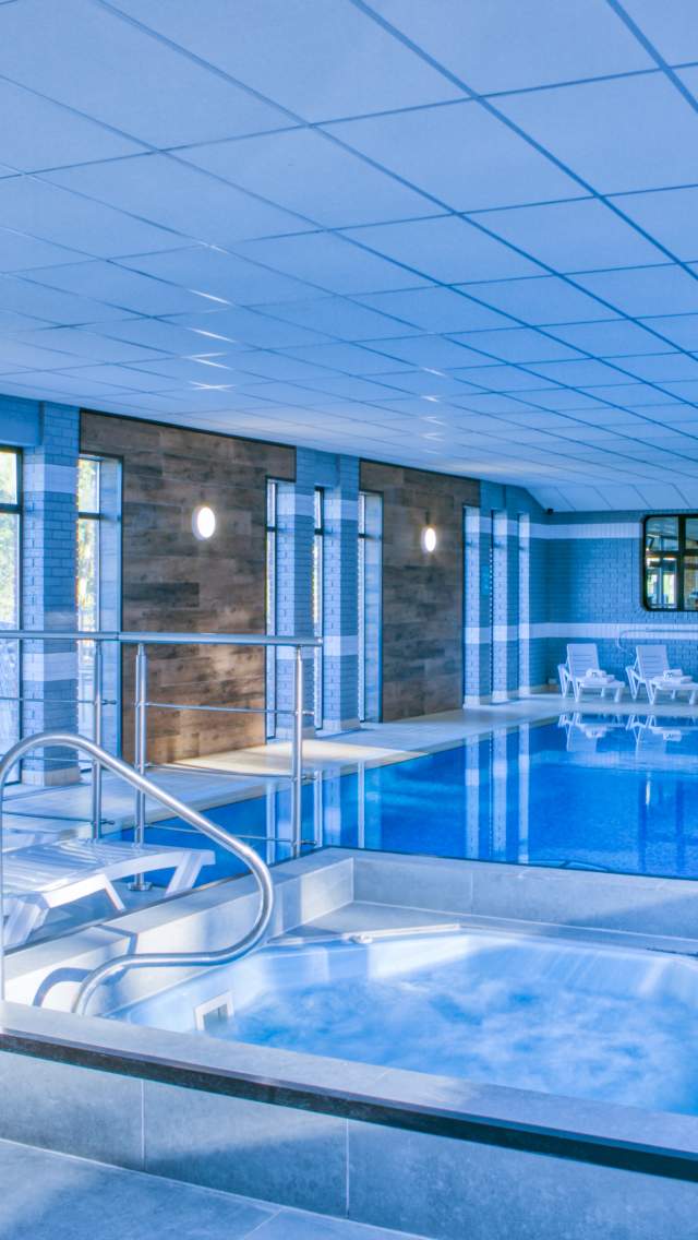 Indoor swimming pool and jacuzzi at Newlands Holiday Park in Dorset