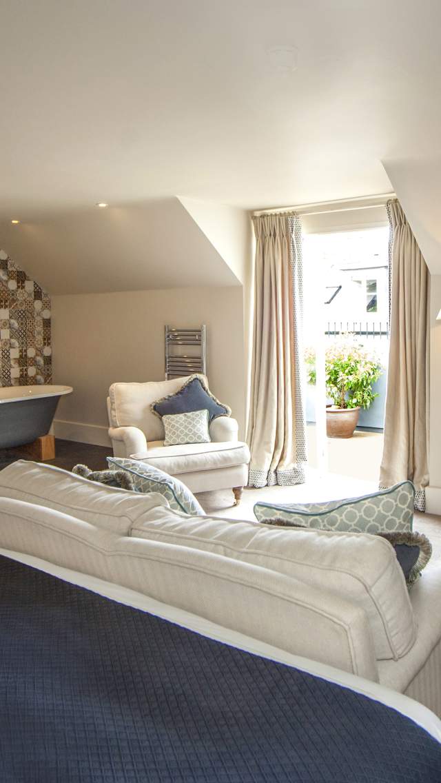 Double bedroom with bathtub at The Grosvenor Arms, Shaftesbury in Dorset
