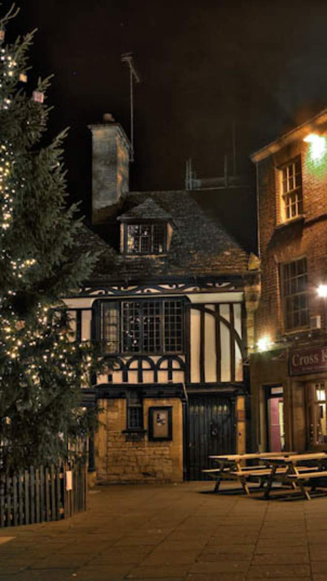 Christmas Tree in Sherborne outside the Cross Keys pub