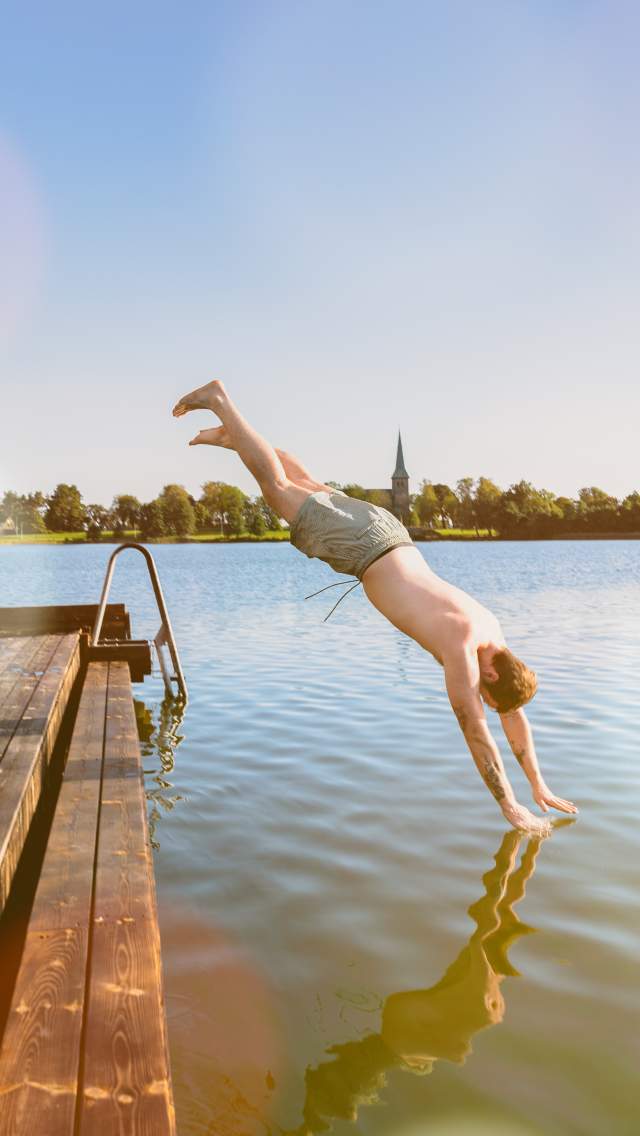 Mann som stuper fra en flytende badstue.
