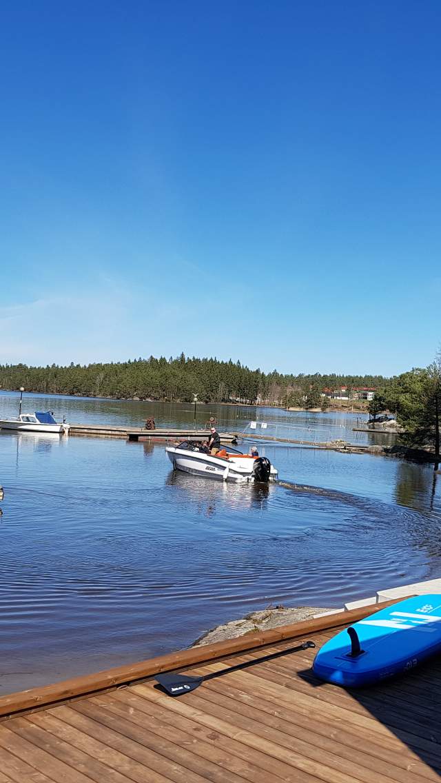 Bryggepromenaden og båtcafeen i Ørje med gjesteplasser til båt i bakgrunn