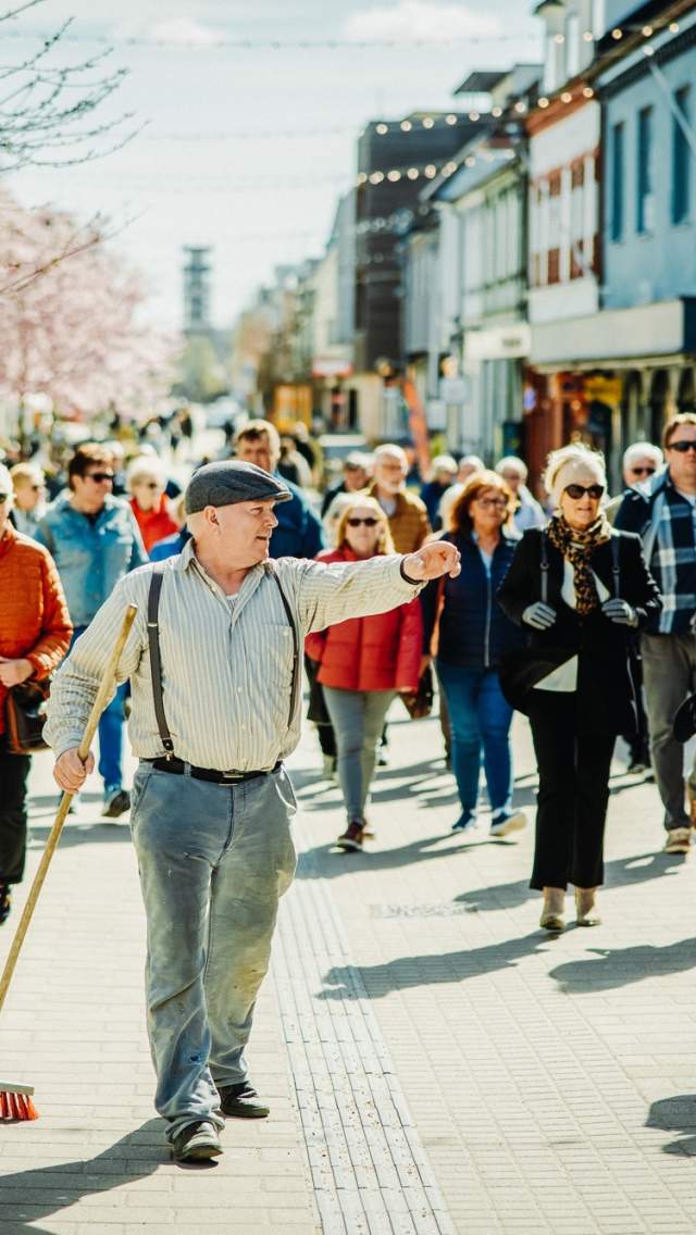 En gruppe på byvandring i gågata i Sarpsborg. Foto.