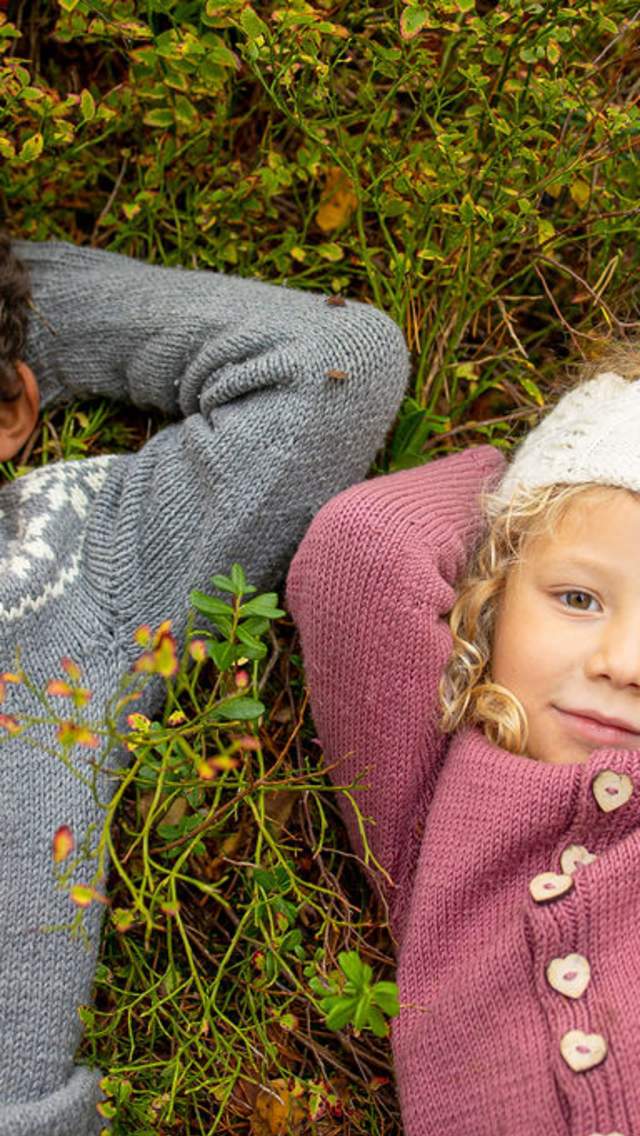 To barn slapper av i lyngen