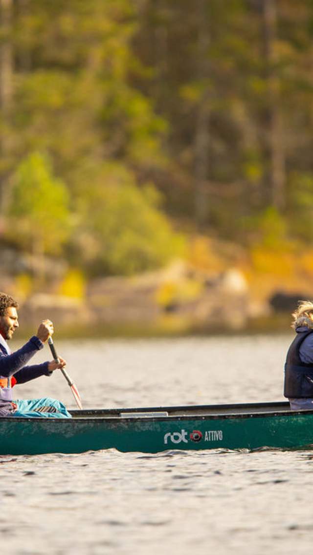 Et voksent par padler kano på Børtevann