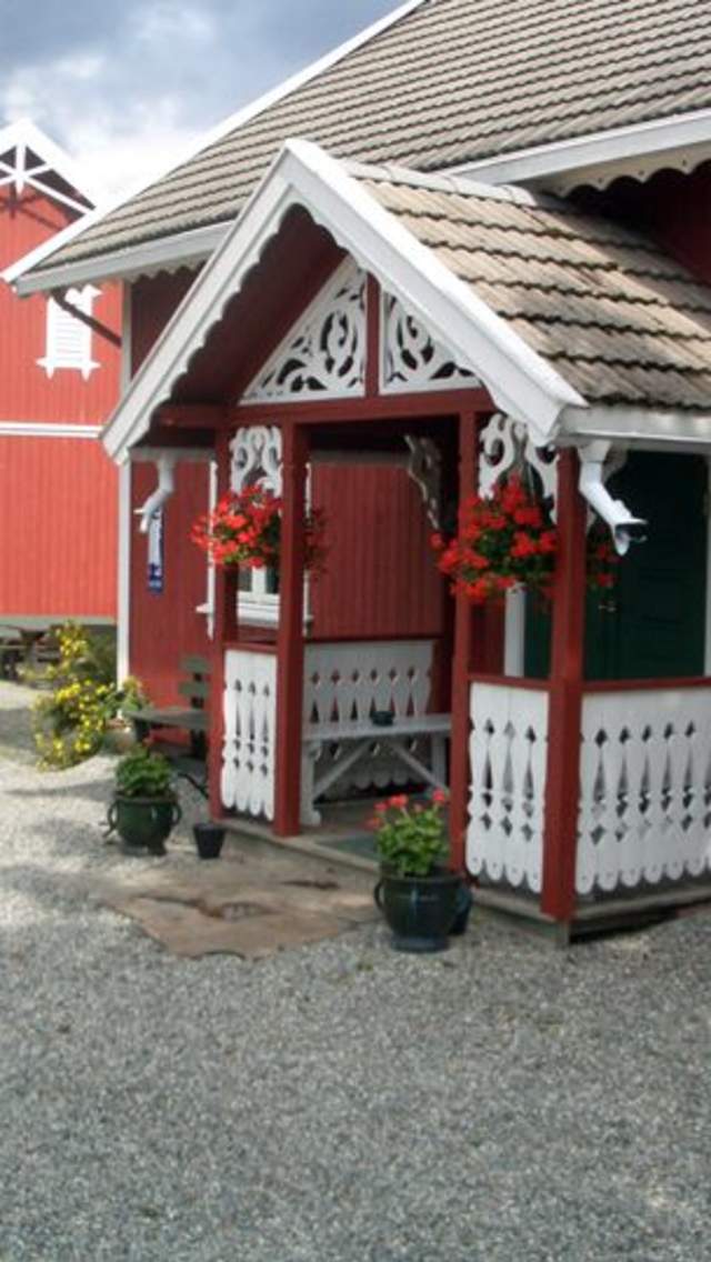 Entrances at Veslestua, with a red barn in the background