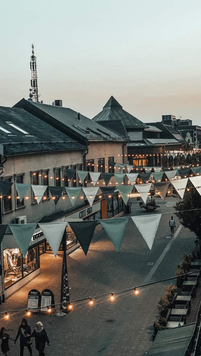 Gågata i Sarpsborg i solnedgang, sett fra et hustak. Foto.