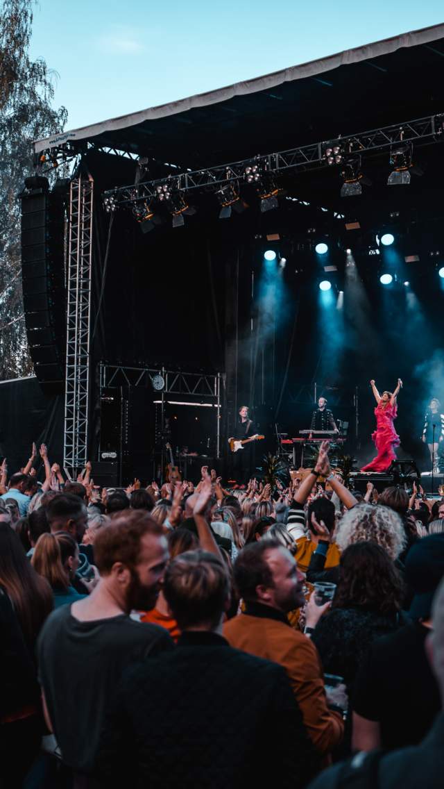 Folkehav foran scenen på Sarpsborgfestivalen i Sarpsborg. Foto.