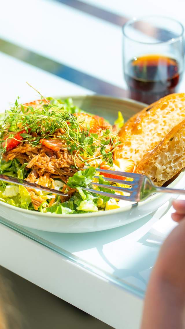 En tallerken med mat