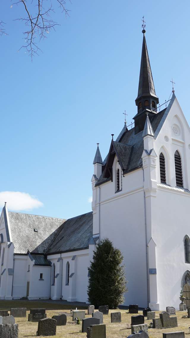 En stor hvit trekirke