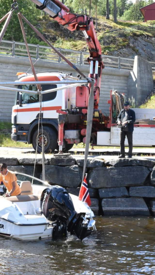 Heisekran løfter opp fritidsbåt fra Rødenessjøen