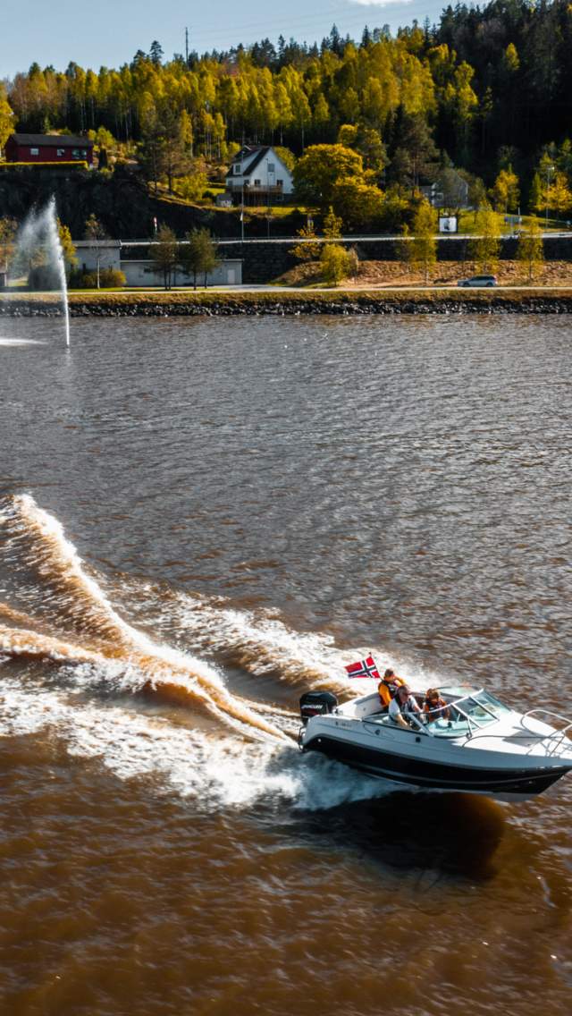 Fritidsbåt kjører i Rødenessjøen i Haldenkanalen.