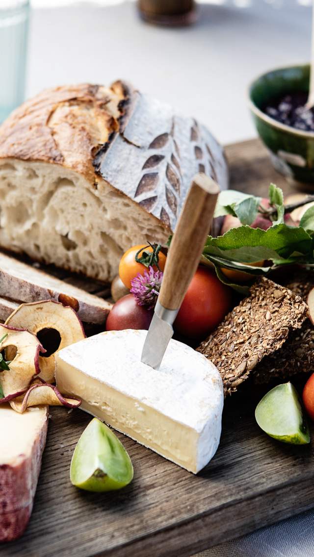 Fjøl med ost, brød, frukt, knekkebrød og annen lokalmat
